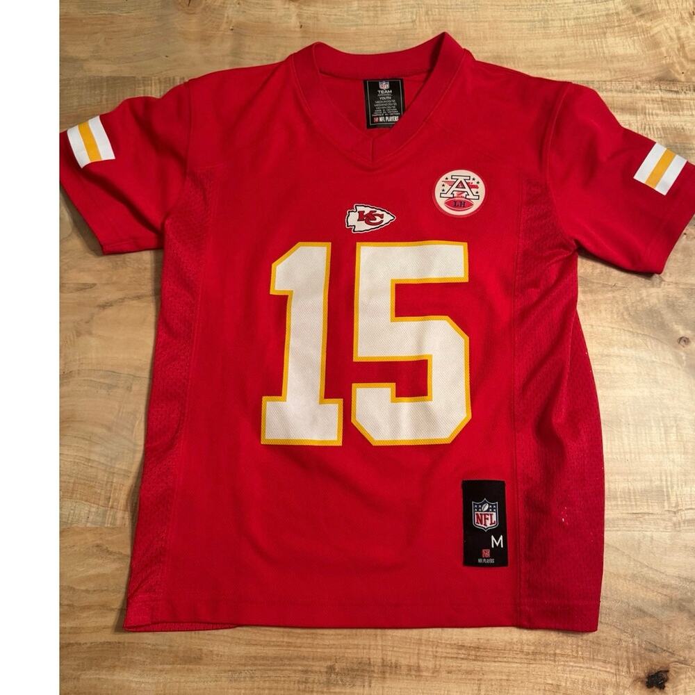 NFL Youth Medium Patrick Mahomes #15 Red KC Chiefs Jersey).